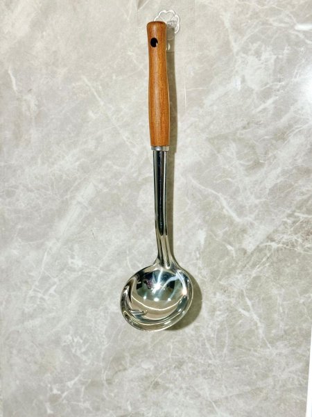 مغرفة توزيع سفرة 27سم ستانلس يد خشب EL5/5 =ك8